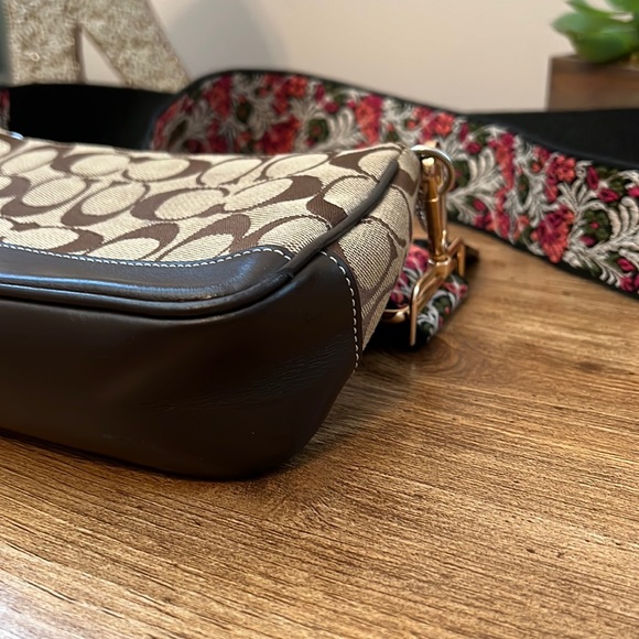 ✨Sold✨ Coach Brown Signature Print Bag With Replaced Guitar Crossbody Strap - Picture 8 of 15